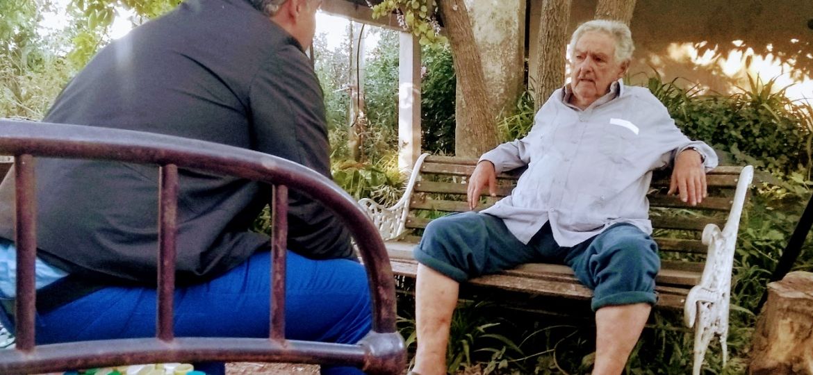 Entrevista a Pepe Mujica Al fondo a la izquierda